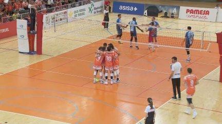 Los jugadores del Pamesa Teruel Voleibol, conjurados durante el partido. Foto: Aragón Deporte