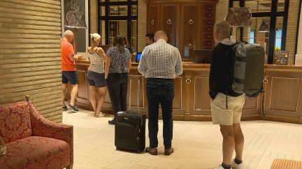 Varios turistas en la recepción de un hotel en Zaragoza. / Aragón TV