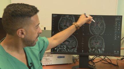 Carlos Fuentes, Neurocirujano, señala partes del cerebro en una resonancia. / Aragón TV