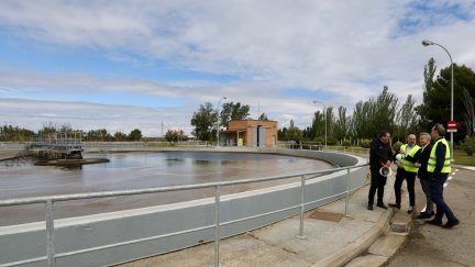 Remitimos también imagen de archivo de una visita a la EDAR de La Almozara y audio del consejero de Urbanismo, Víctor Serrano. / Ayuntamiento Zaragoza