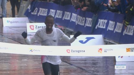 Micah Kiptoo, cruzando la línea de meta de la Maratón de Zaragoza.