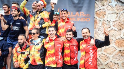 Los componentes de la Selección de Aragón celebran las medallas.