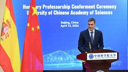 El presidente del Gobierno, Pedro Sánchez, recibe la cátedra honoraria en la Academia China de Ciencias. / Pool Moncloa. Fernando Calvo