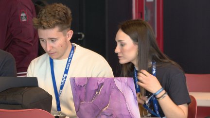 Dos jóvenes participan este lunes en el 'Hackaton' que da inicio a The Wave. / Aragón TV