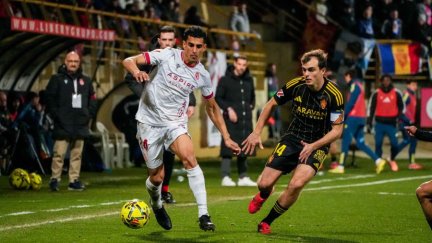 Francho Serrano persigue a un rival. Foto: LaLiga