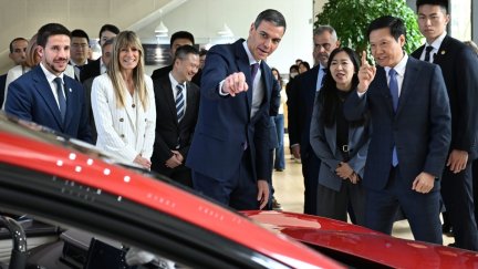 El presidente del Gobierno, Pedro Sánchez, visita la sede de Xiaomi en Pekín junto a su mujer, Begoña Gómez. / Pool Moncloa. Fernando Calvo