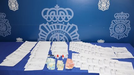 En el registro, la Policía Nacional le intervino 48 recetas falsificadas, dos envases del medicamento y 185 euros en efectivo. / Policía Nacional