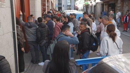 Colas en la embajada de Colombia, en Madrid, el primer día de plazo para solicitar la regularización extraordinaria de migrantes. / Aragón TV