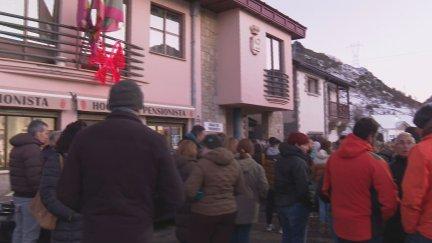 Reunión de los vecinos de Villamanín tras el error en las participaciones/ Aragón TV