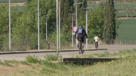 Un ciclista circula por la nueva vía compartida. / Aragón TV