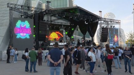 Jóvenes asistentes participan en el Afterwave tras la celebración del evento tecnológico/ Aragón TV