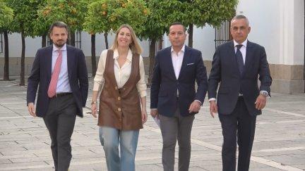 La presidenta en fuciones de Extremadura, María Guardiola, y el candidato de Vox en Extremadura, Óscar Fernández (segundo por la derecha), este jueves, tras alcanzar un acuerdo. / Aragón TV