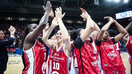 Las jugadoras del Casademont Zaragoza celebran el triunfo ante Landes. Foto: Basket Zaragoza / E. Casas