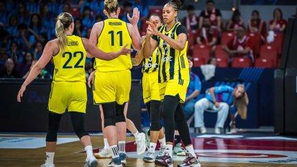 Las jugadoras de Fenerbahce celebran una acción del partido.