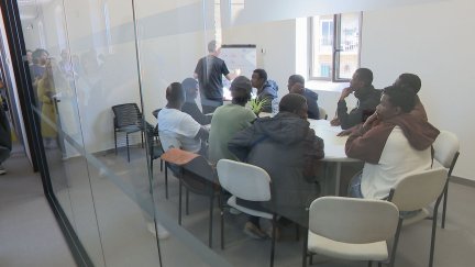 Uno de los cursos de formación ocupacional que se imparten en el albergue de Zaragoza. / Aragón TV