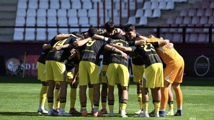 Los jugadores del Utebo celebran el triunfo con la afición desplaza a Multiva.