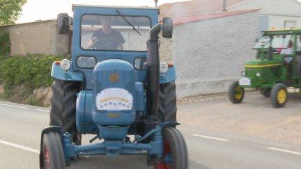 Peregrinos en tractor clásico salen desde Berbegal. / Aragón TV