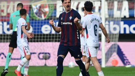 Sergio Álvarez celebra el gol que ha condenado al Huesca.