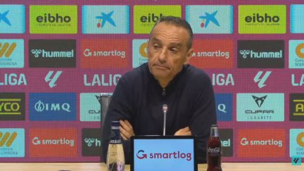 José Luis Oltra, en la sala de prensa de Ipurua.