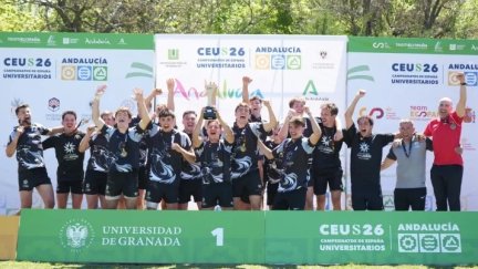 El equipo de la Universidad San Jorge, con el trofeo de campeón. Foto: FERugby