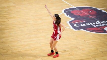 Carla Leite durante un encuentro con el Casademont Zaragoza.