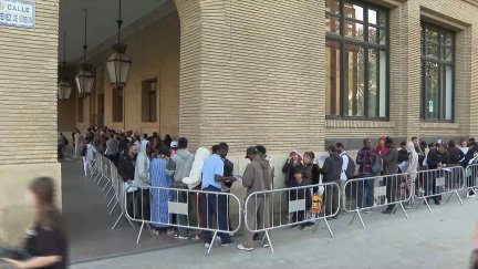 Colas este lunes a las puertas del Ayuntamiento de Zaragoza para realizar los trámites necesarios para solicitar la regularización. / Aragón TV