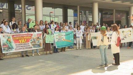 Protesta este lunes de los profesionales sanitarios en Aragón frente a la consejería de Salud, en Zaragoza. / Aragón TV
