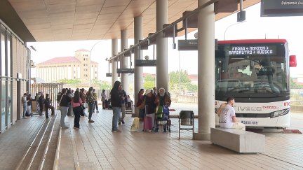 Pasajeros en la estación de autobús de Huesca este lunes. / Aragón TV