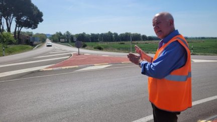El director general de Carreteras e Infraestructuras, Miguel Ángel Arminio, este martes en la intersección entre la A-1213 y la A-131, en Huesca. / Aragón TV