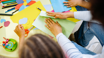 Niños en una clase en el colegio. / Canva