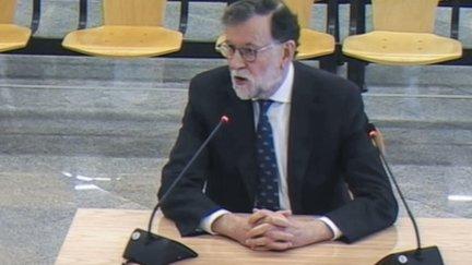 Captura del video de la señal de la Audiencia Nacional, de un momento de la declaración como testigo del expresidente del Gobierno Mariano Rajoy en la décima jornada del juicio Kitchen, donde al ser preguntado por apodos para referirse a él como M.Rajoy, 'El Asturiano , o 'El Barbas', ha declarado que él se llama Mariano Rajoy, "como todo el mundo sabe". "Y luego cada uno me llama como quiere, por lo tanto pregúntele a ellos", ha completado. EFE/Señal Audiencia Nacional