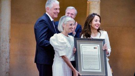 María Navarro y Jorge Azcón hacen entrega de la Medalla de las Cortes de Aragón 2026 a Cartv. / Gobierno de Aragón/ Fabián Simón
