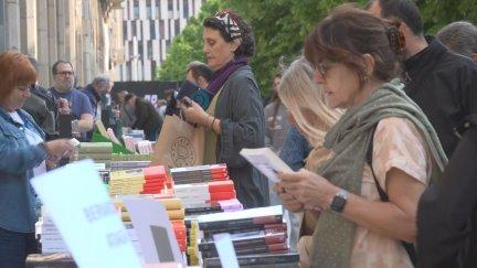 Compradores y lectores en el paseo de la Independencia./ Aragón TV