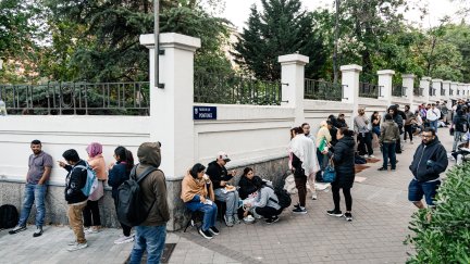 Varias personas hacen cola para conseguir el certificado de vulnerabilidad en una Oficina de Asistencia en Materia de Registro en Madrid. / Europa Press