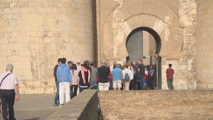 Las visitas a la Aljafería se ha convertido en uno de los planes estrellas para el puente de San Jorge. / Aragón TV