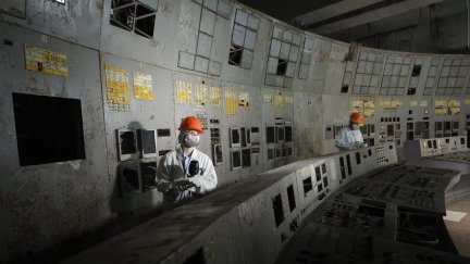 Visitantes en la sala de control del reactor 4 de la central nuclear de Chernóbil, en Chernóbil, Ucrania. / EFE/EPA/SERGEY DOLZHENKO