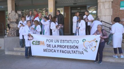 Concentración de médicos a las puertas del Hospital Obispo Polanco de Teruel. / Aragón TV