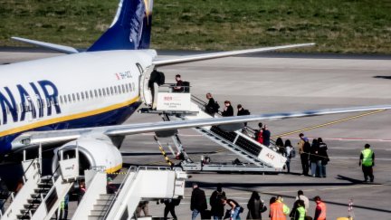 Pasajeros embarcando en un avión de Ryanair./ EFE/EPA/FILIP SINGER