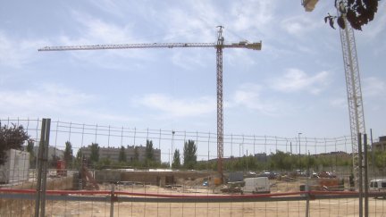 Una grúa en una obra en Zaragoza. / Aragón TV