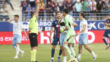 Esteban Andrada, en el momento de ser expulsado en El Alcoraz.
