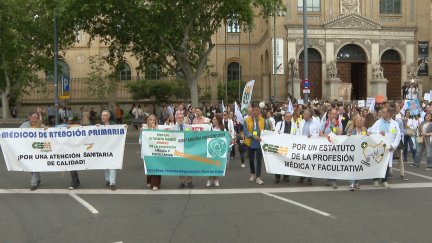 La cabecera de la manifestación de los sindicatos médicos en la plaza Paraíso de Zaragoza./ Aragón TV