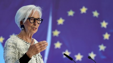 Christine Lagarde anunciando que, de momento, se mantienen los tipos de interés./ EFE/EPA/RONALD WITTEK