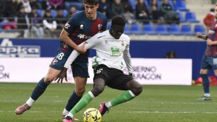 Un momento del partido de la primera vuelta entre SD Huesca y Racing en El Alcoraz