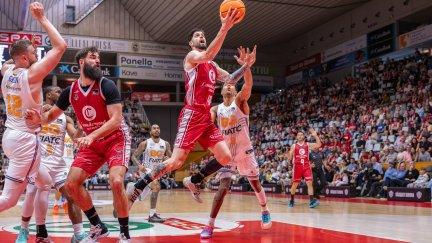 Un momento del partido del Casademont Zaragoza en Girona