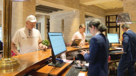 Cada alojamiento turístico puede establecer en Aragón su propia hora de entrada y salida de las habitaciones. / Aragón TV