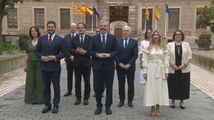 Foto de todos los consejeros y el presidente del nuevo Gobierno de Aragón. / Aragón TV