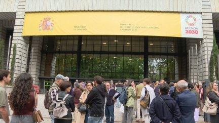 Un grupo de futuros médicos esperan en la sede del ministerio para coger plaza MIR. / Aragón TV