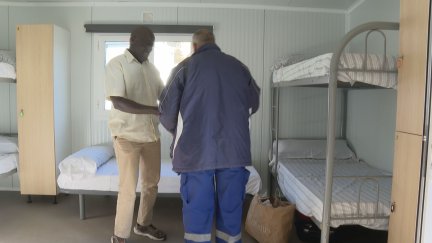 Imagen de archivo de dos trabajadores en una de las viviendas Clara Campoamor en Fraga. / Aragón TV