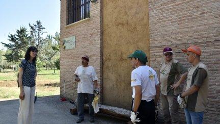 Voluntarios de Valentia colaboran en el mantenimiento de la Pinzana, en Monzón (Huesca)./ Europa Press. Ayuntamiento de Monzón