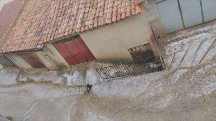 En la localidad de Castellote, en Teruel, se han registrado 14 litros por metro cuadrado en una hora, gran parte en forma de granizo./ Aragón TV